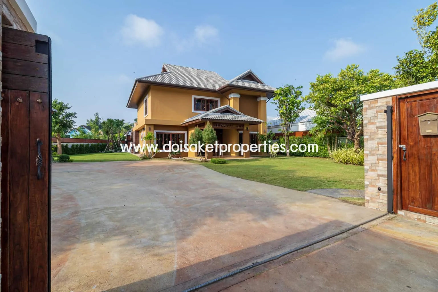 San Sai-DSP-(HS210-04) Gorgeous 2 Storey Home with Swimming Pool for Sale in a Moo Baan in San Na Meng