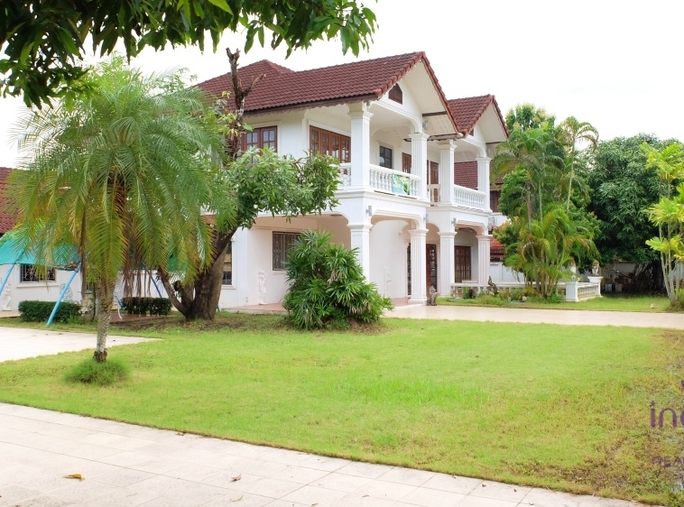 Perfect for a renovations project! Large 3 bedroom house on a large plot of land for sale in Doi Saket