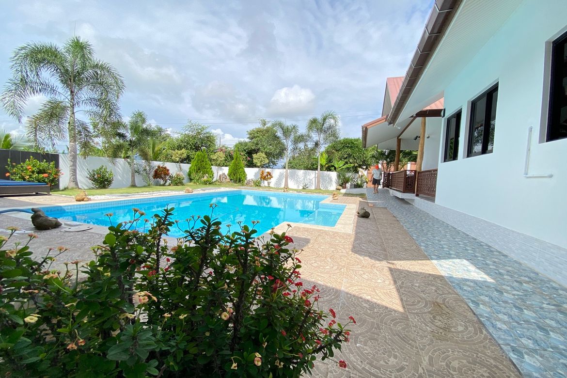 A pool villa 4 bed for sale in Mae Tang