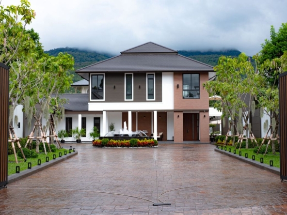 Brand new 5 bed luxury pool villa for sale in Muang Chiang Mai-P-PHS957