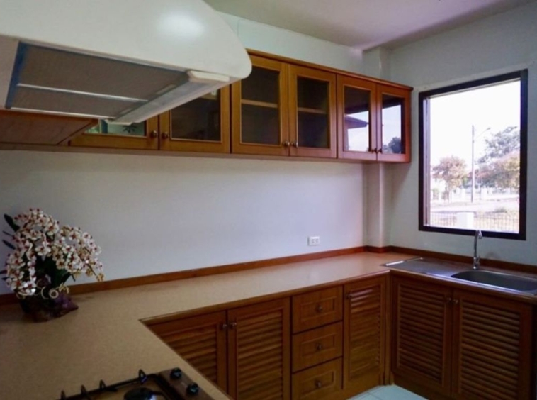 A family house for sale in San Khampeang