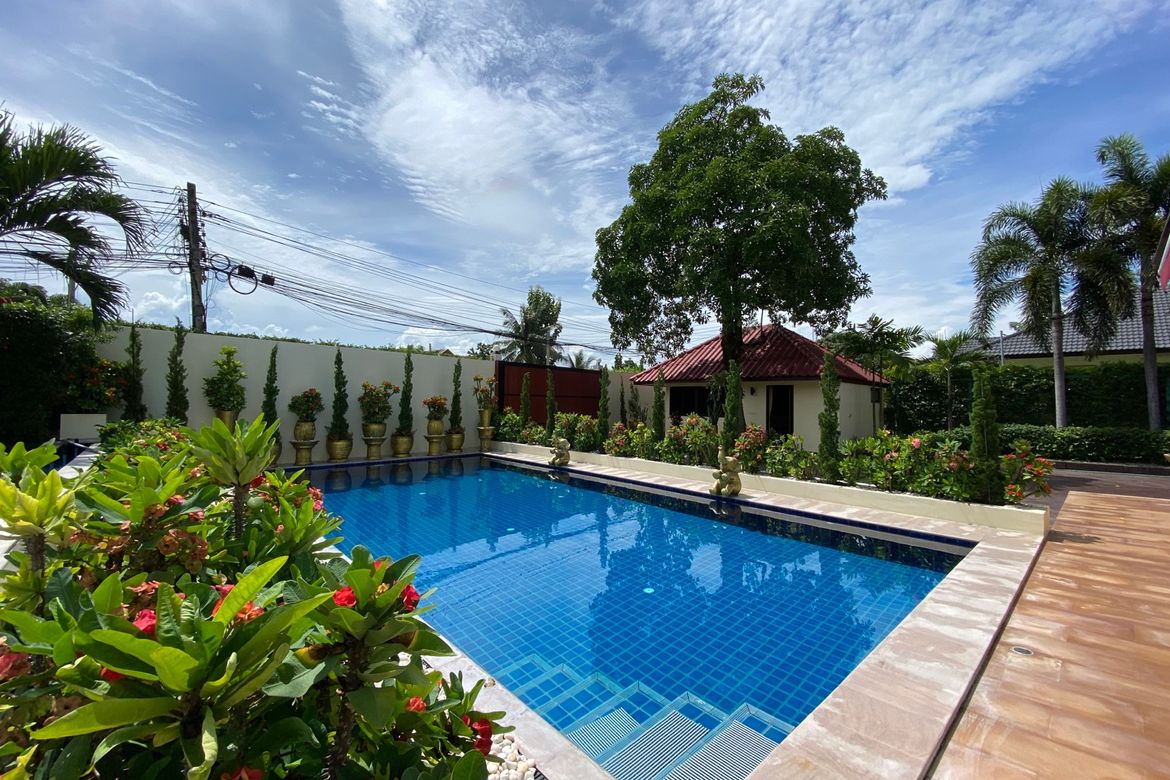 A lovely family home with pool for sale in Sankhampeang