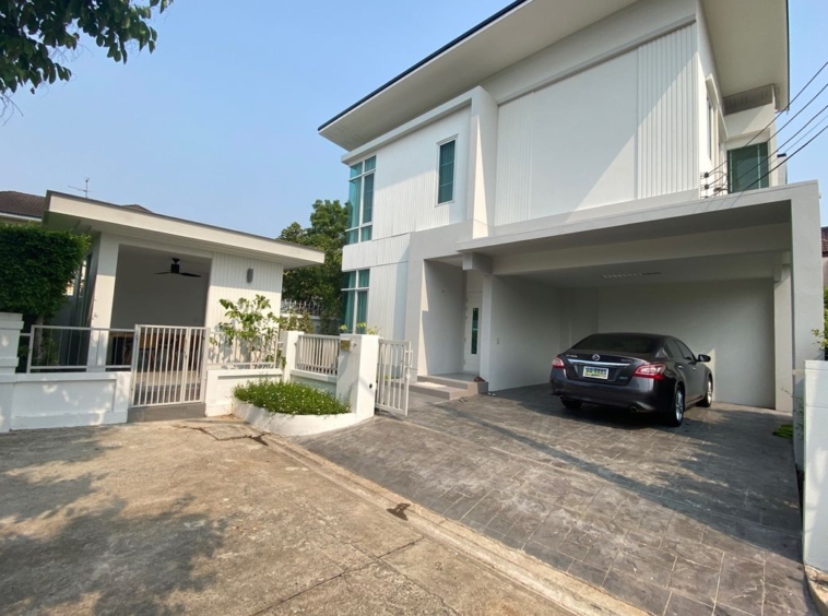 Modern house with pool for sale in San Sai