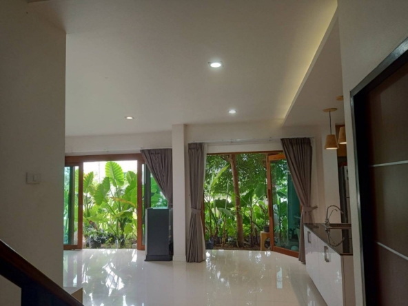 Detached 2-story modern-style house with 4 bedrooms and 4 bathrooms.-DB-SHHCMIHD09