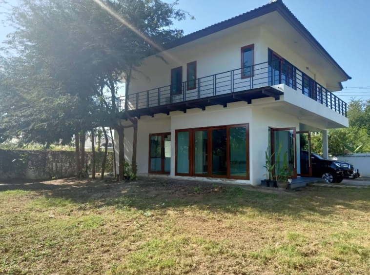 Detached 2-story modern-style house with 4 bedrooms and 4 bathrooms.-DB-SHHCMIHD09