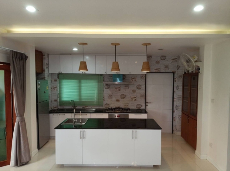 Detached 2-story modern-style house with 4 bedrooms and 4 bathrooms.-DB-SHHCMIHD09