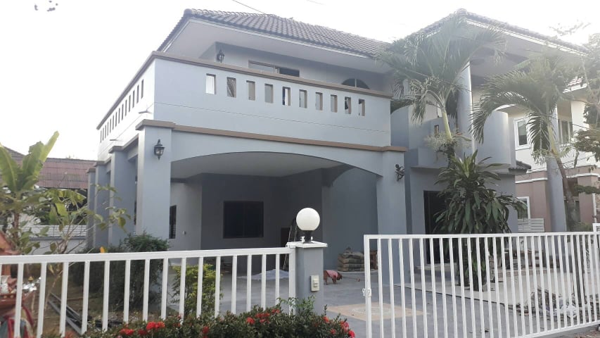 A two-story single-family Contemporary house with 3 bedrooms and 4 bathrooms.-DB-SHHCMICM06