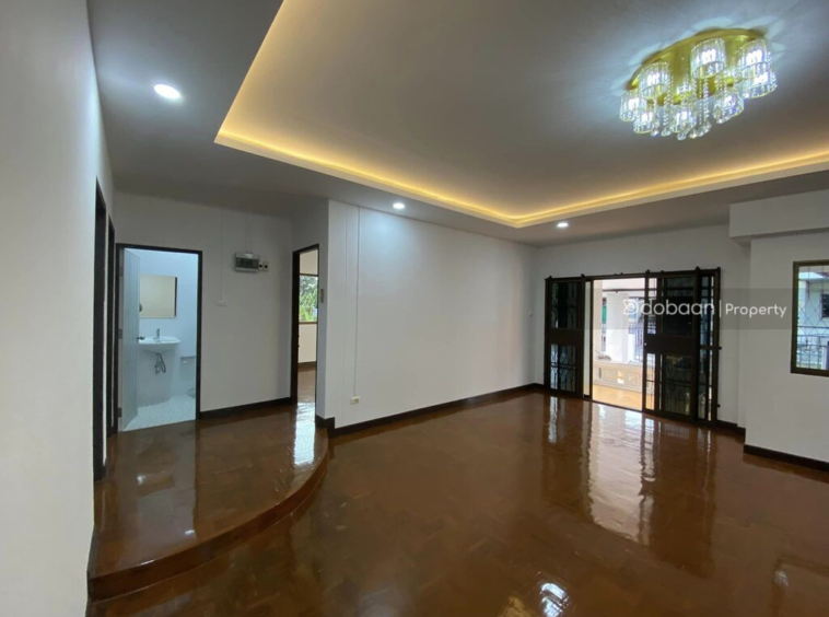 located in a suburban area near Ruen Chok Market.-DB-SHHCMISS87