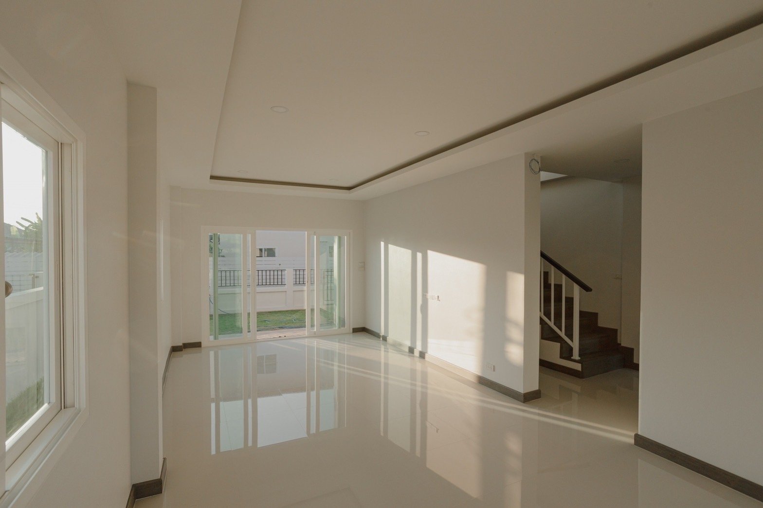 A contemporary two-story single-family house with three bedrooms and three bathrooms.-DB-NSHCMISP194