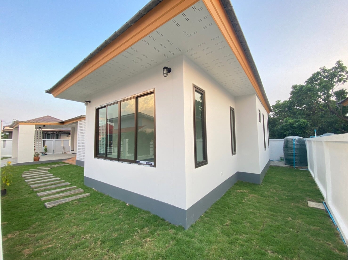 Single-story modern minimalist-style house with 3 bedrooms and 2 bathrooms.-DB-NSHCMISP195