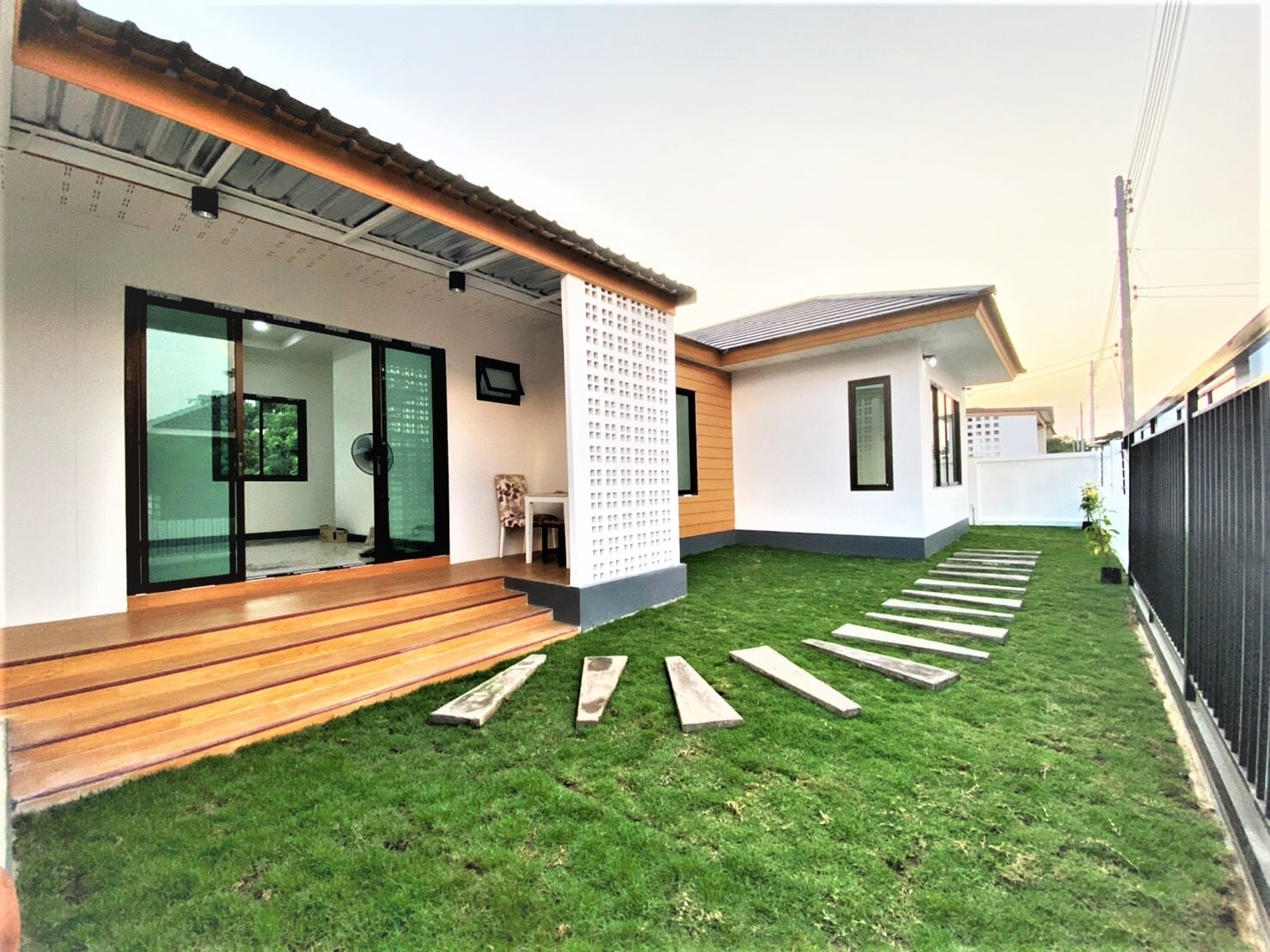 Single-story modern minimalist-style house with 3 bedrooms and 2 bathrooms.-DB-NSHCMISP195