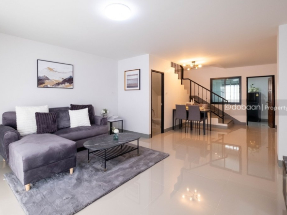 3-story townhome with 3 bedrooms and 4 bathrooms in the downtown area of Chiang Mai