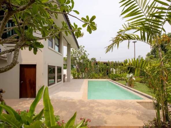 Pool Villa in Saraphi